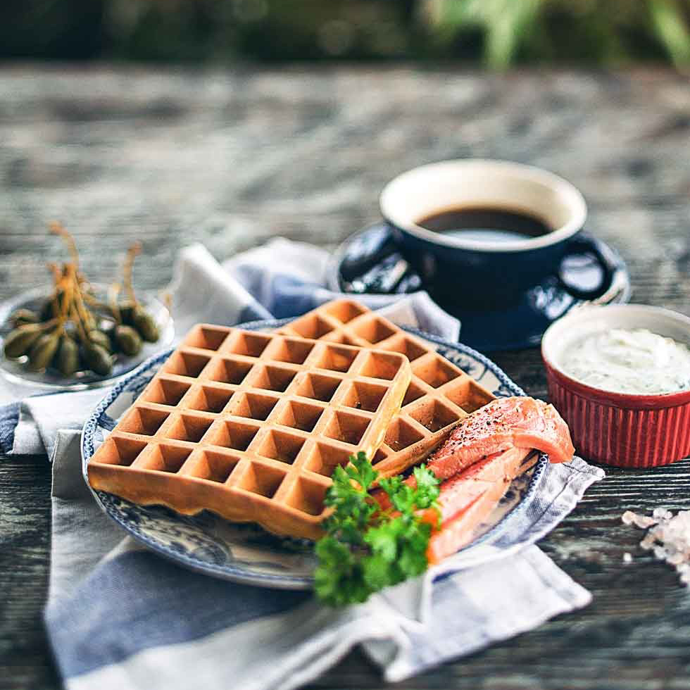 Вафли с копченым лососем и соусом с укропом